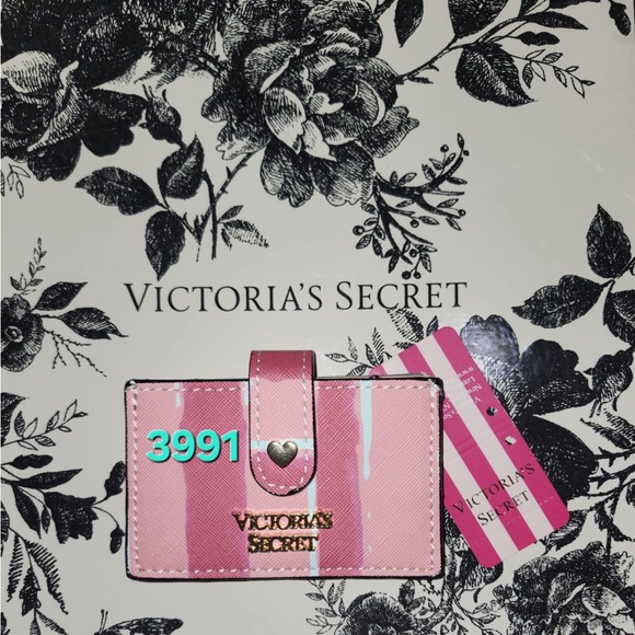 Victoria's Secret Accessories - Victoria Secret Expandable Card Case New